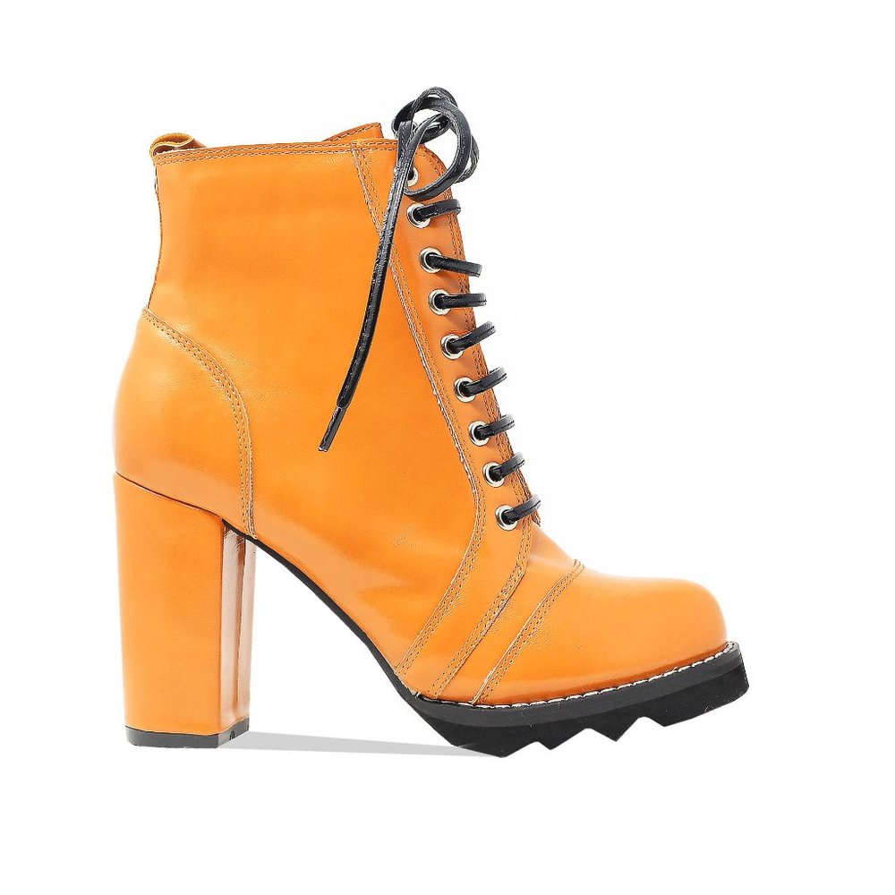 WOMEN'S CHUNKY HEELED BOOTIE